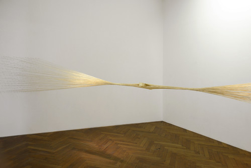 Jean-Christophe Marquez - tensions d'élastiques échelle 1, 2012 - bracelets élastiques, clous, bois, dimensions variables - Agrandir l'image, .JPG 13.7Mo (fenêtre modale)