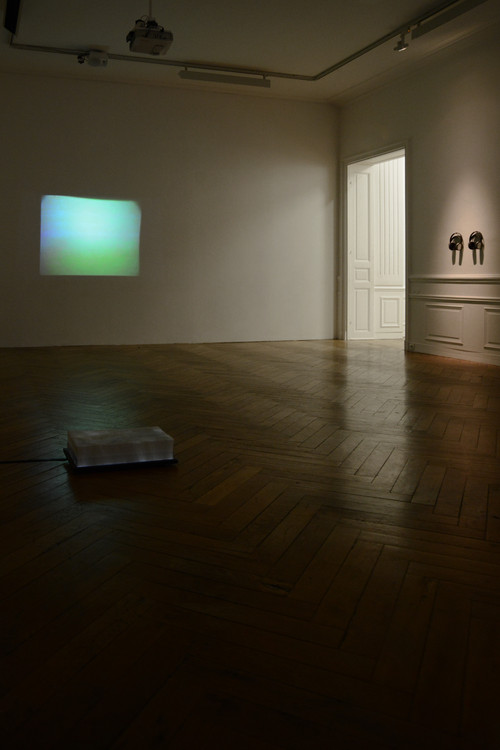 (Au sol) Feng Li, sans titre, 2013 - (Au mur) Géraldine Martin, C'est l'intention qui compte, 2011 - Lucie Béguin, Sept enregistrements, 2013 - Agrandir l'image, .JPG 16.2Mo (fenêtre modale)