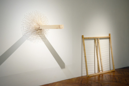 Jean-Christophe Marquez, Tasseau + clous + élastiques, 2012, bois, clous, bracelets élastiques - Tasseaux + élastiques + mur, 2012, bois, bracelets élastiques - Agrandir l'image, .JPG 18.8Mo (fenêtre modale)