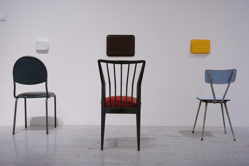 Francesco Finizio - Vison Center, 2012 - Chaises et articles rectangulaires divers - Agrandir l'image, .JPG 8.1Mo (fenêtre modale)