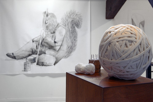 Laura Remy - (premier plan) Laura Remy, Le Tricotin, depuis 2009, laine, bois, crochet - (arrière plan) Anthropomorphe 1, 2010, série de 3 dessins, lavis et fusain sur papier - Agrandir l'image, .JPG 16.0Mo (fenêtre modale)