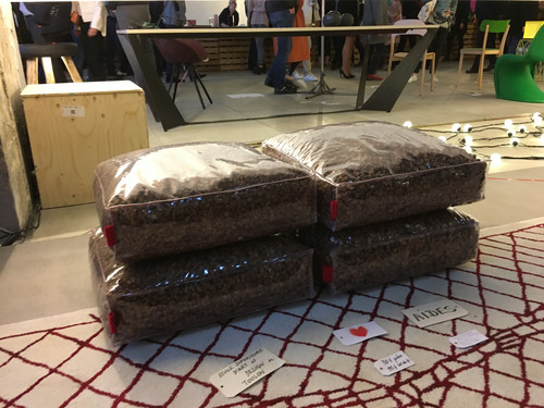 Pouf Pouège - Agrandir l'image, .JPG 1.9Mo (fenêtre modale)