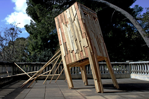 Sophie Pellegrino, Défi, 2013, installation, bois de palette, tasseaux, dimensions variables - Agrandir l'image, .JPG 5.4Mo (fenêtre modale)