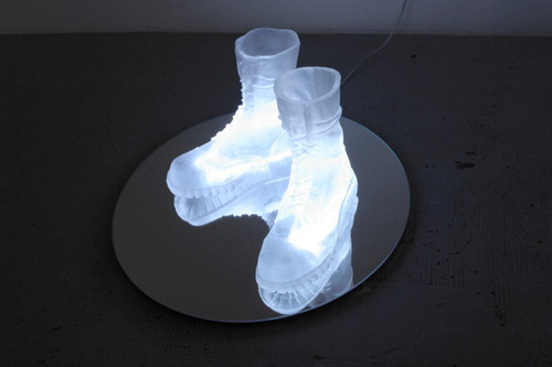 Sofi Urbani - Je crois que j'ai marché sur la lune, 2013 - Chaussures en verre, miroir, éclairage - Agrandir l'image, .JPEG 48Ko (fenêtre modale)