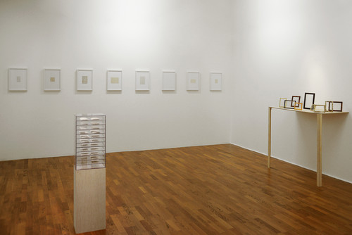 Géraldine Martin, Retournements, 2011, 8 photographies retournées et encadrées, chaque cadre : 30 x 40 cm - To Yvette from Vera, 2012, photographies, plexiglas et bois - Résidence Le Varest, 2013, cadres et bois - Agrandir l'image, .JPG 1.2Mo (fenêtre modale)
