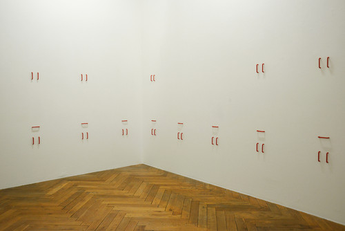 Charlotte Mas, Sans titre, 2013, poignées en plastique, peinture, vernis, dimensions variables - Agrandir l'image, .JPG 1.2Mo (fenêtre modale)