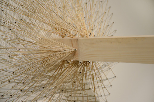 Jean-Christophe Marquez, Tasseau + clous + élastiques (détail), 2012, bois, clous, bracelets élastiques - Agrandir l'image, .JPG 1.6Mo (fenêtre modale)
